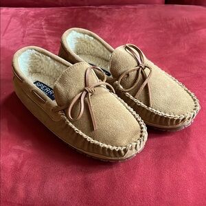 Men’s suede shearling lined moccasin style slippers.